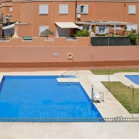 Casa Familiar Con Patio Privado Y Piscina Comunitaria Cerca De La Playa Ferienhaus Málaga