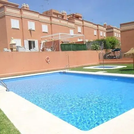 Casa Familiar Con Patio Privado Y Piscina Comunitaria Cerca De La Playa Málaga