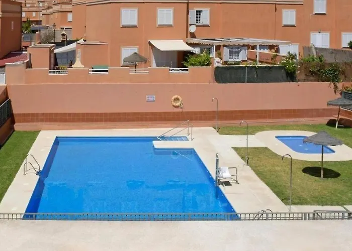 Casa Familiar Con Patio Privado Y Piscina Comunitaria Cerca De La Playa Сasa de vacaciones Málaga