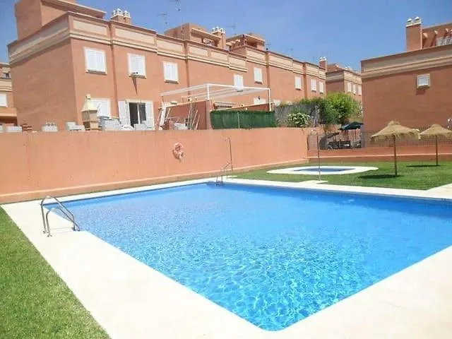 Casa Familiar Con Patio Privado Y Piscina Comunitaria Cerca De La Playa Málaga